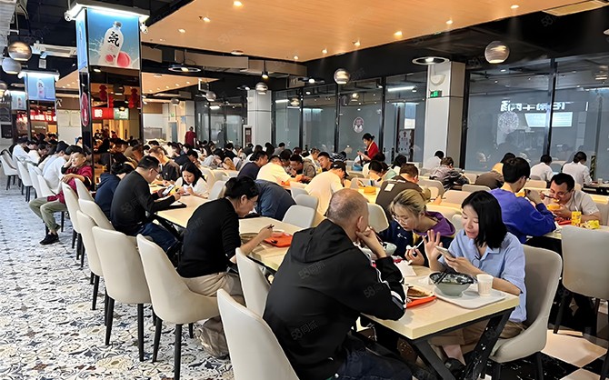泉州企業(yè)食堂承包大型尾芽團餐現(xiàn)場圖片